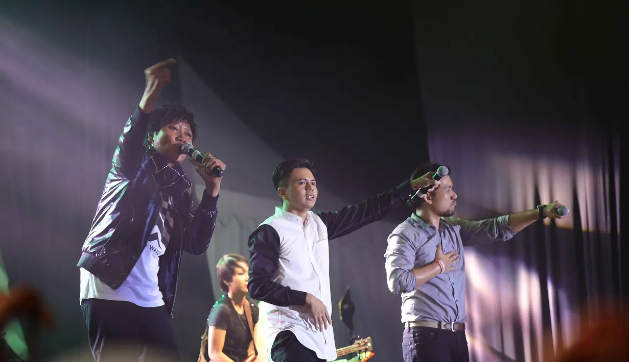 Hits seperti 'Radio', 'Jatuh Cinta', 'Hujan Tanpa Awan', 'Rindu' hingga 'Bukan Pujangga' pun Base Jam suguhkan untuk para penonton 90’s Festival. Mereka juga sempat memutarkan video perjalan karirnya di industri musik Indonesia. (Nurwahyunan/Bintang.com)