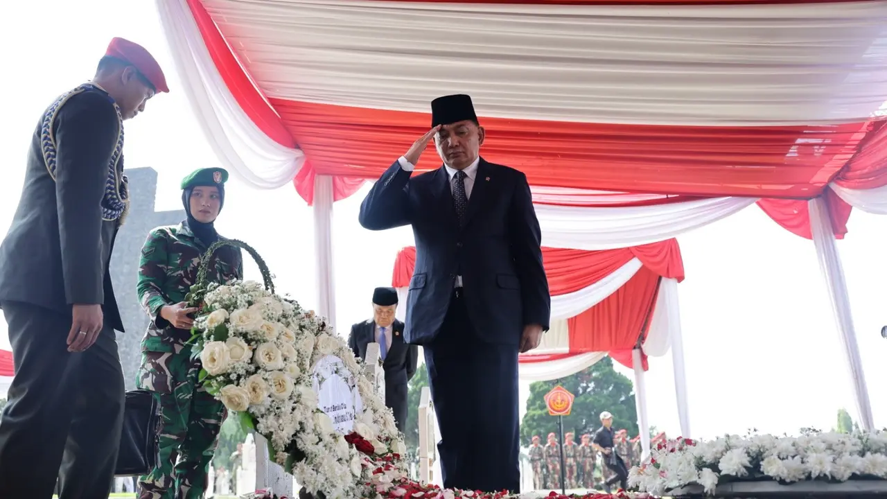 Penghormatan Terakhir Menhan Sjafrie Sjamsoeddin untuk Mayor Zulmi di Taman Makam Pahlawan Cikutra