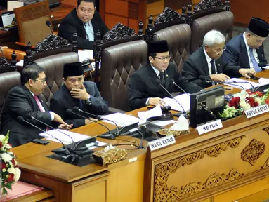 Pimpinan DPR saat memimpin Rapat Paripurna ke-30 DPR RI masa persidangan V Tahun sidang 2015-2016, Senayan, Jakarta, Senin (20/6). Salah satu isi rapat yaitu membacakan surat Presiden Joko Widodo tentang penunjukkan Kapolri. (Liputan6.com/Johan Tallo)