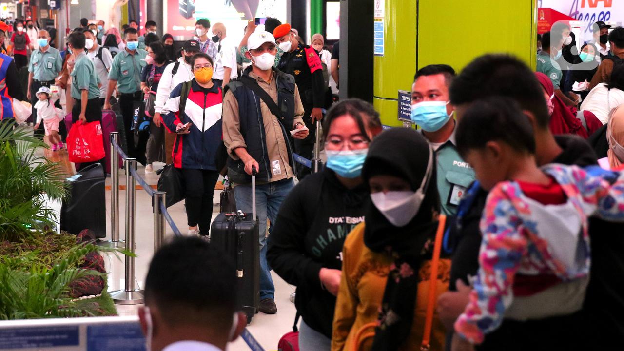 FOTO: Pemudik Mulai Padati Stasiun Gambir
