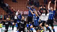 Para pemain Inter Milan merayakan kemenangan atas AC Milan pada laga Serie A di Stadion San Siro, Milan, Sabtu (21/9). Milan kalah 0-2 dari Inter. (AFP/Marco Bertorello)