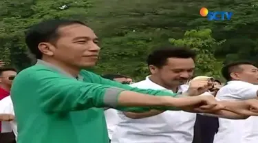 Jokowi didampingi Menkopolhukam Wiranto dan musisi Giring Nidji bergoyang Maumere.
