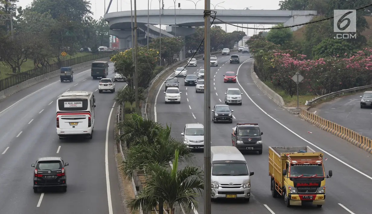 Kendaraan roda empat melintas di ruas tol lingkar luar di Jakarta, Minggu (26/8). Implementasi penyeragaman tarif tol lingkar luar Jakarta atau Jakarta Outer Ring Road (JORR) mundur dari bulan ini menjadi September. (Liputan6.com/Immanuel Antonius)