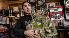 Foto yang diambil pada 20 Maret 2023 ini menunjukkan manajer tempat mahjong Yuya Motomura, yang berencana untuk bergabung dengan Legiun Georgia untuk berperang di Ukraina, memegang jaket militer saat dia berbicara selama wawancara dengan AFP di Maebashi, prefektur Gunma. (Yuichi YAMAZAKI / AFP)