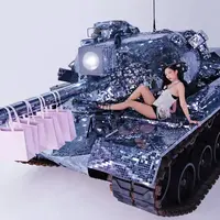 Jennie juga menggunakan gaya rambut hitam wave dengan poni samping yang khas, dengan riasan wajah glass skinnya. Credit: YG Entertaiment