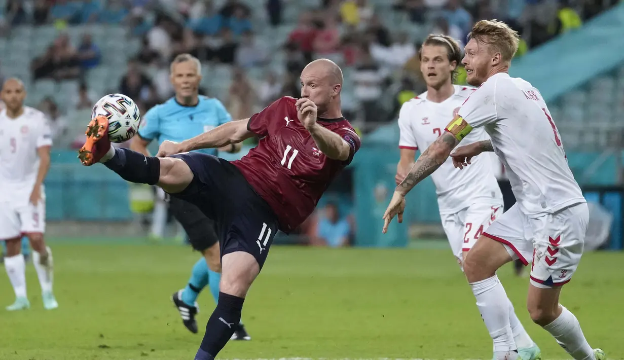 Ceko terus membombardir pertahanan Denmark. Namun, Denmark sanggup mempertahankan keunggulan mereka, dan lolos ke semifinal untuk pertama kalinya sejak menjadi juara pada edisi 1992 silam. (Foto: AP/Pool/Darko Vojinovic)