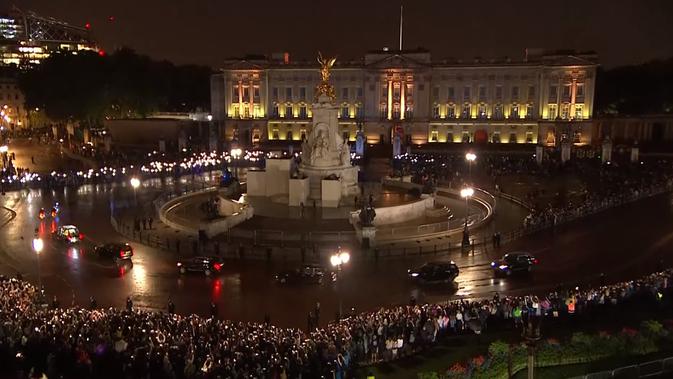 <p>Rakyat menyambut kedatangan peti mati Ratu Elizabeth II di Buckingham Palace. Dok: YouTube/The Royal Family Channe</p>