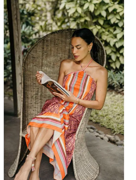 Baik gaun modern atau klasik, polos maupun bermotif, Sophia berhasil menonjolkan pesonanya secara all out (Foto: Instgaram @sophialatjuba)