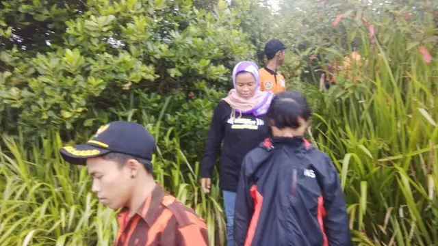 Evakuasi pendaki Gunung Slamet. (Foto: Liputan6.com/Basarnas/Muhamad Ridlo)