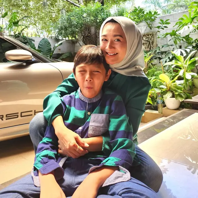 6 Potret Nini Carlina dan Buah Hati, Sabar Rawat Anaknya yang Berkebutuhan Khusus