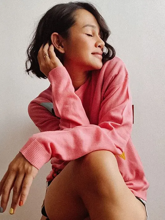 “Terima kasih sudah berani masuk ke dalam ruang gelap dan membuka hadiah terbaikmu hari ini,” imbuhnya. Lalu, Andien menyemangati diri sendiri. “Teruslah berjalan dengan berani walau gelap, walau berat temukan cahaya di sana,” pungkas Andien Aisyah. (Instagram/andienaisyah)