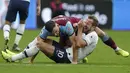 Gelandang West Ham, Robert Snodgrass, berebut bola dengan striker Tottenham, Harry Kane, pada laga Premier League di Stadion London, London, Sabtu (23/11). West Ham kalah 2-3 dari Tottenham. (AFP/Adrian Dennis)