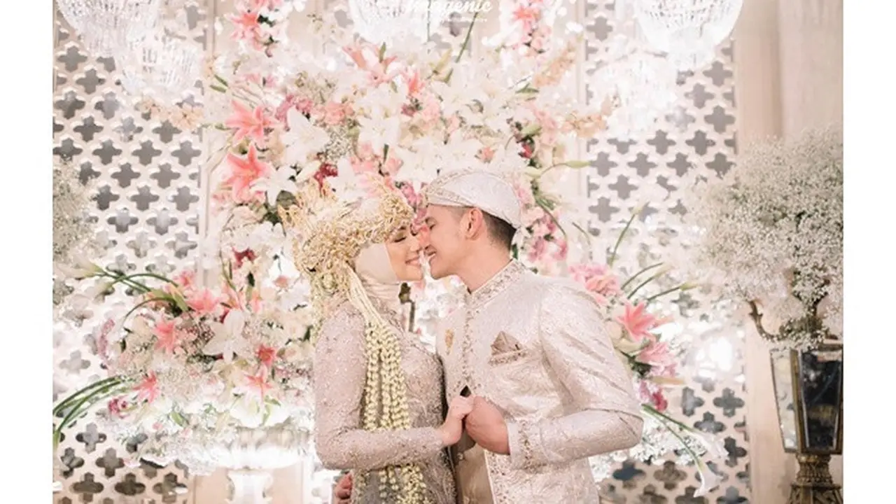 Resmi Suami Istri, Ini 5 Momen Rezky Aditya Cium Mesra Citra Kirana