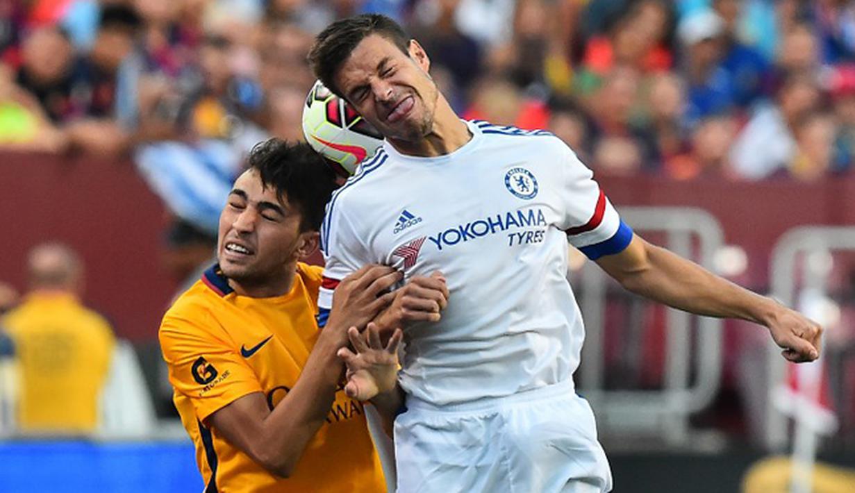 Bek Chelsea, Cesar Azpilicueta (kanan) berebut bola udara dengan Munir El Haddadi di International Champions Cup 2015 di Landover, Maryland, Rabu (29/7/2015). Chelsea menang 4-2 lewat adu penalti, usai bermain imbang 2-2 waktu normal. (AFP/NICHOLAS KAMM)