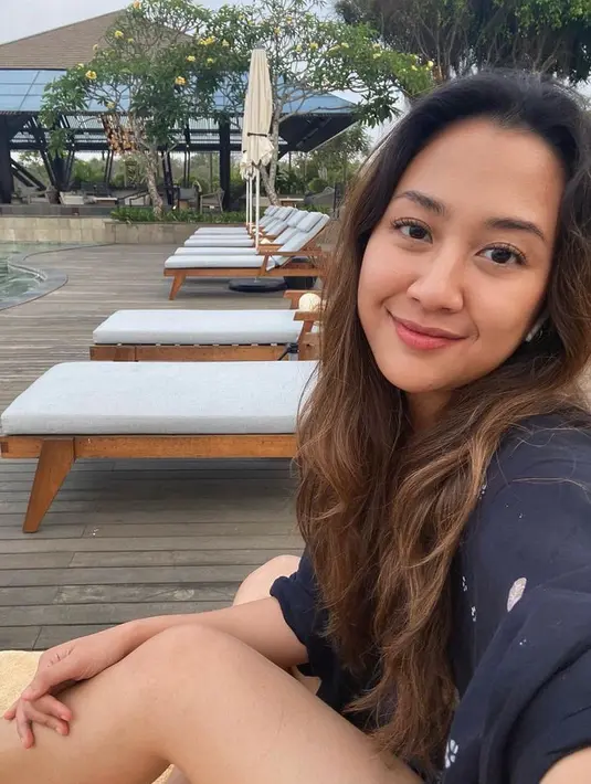 Melakukan selfie, lagi-lagi Sherina tak ada masalah memerlihatkan wajah natural tanpa makeup berlebih. Dengan rambutnya yang terurai. [@sherinamunaf]