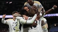 Pemain Real Madrid merayakan gol yang tercipta ke gawang Celta Vigo dalam laga jornada 28 La Liga Spanyol di Santiago Bernabeu, Senin (11/3/2024) dini hari WIB. (Pierre-Philippe MARCOU / AFP)