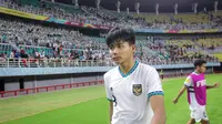 Penyerang Timnas Indonesia U-17, Arkhan Kaka tak kuasa menahan kepedihan dengan terlentang di tengah lapangan. (Bola.com/Bagaskara Lazuardi)