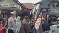 Kepolisian Resort (Polres) Tasikmalaya, Jawa Barat memberangkatkan sekitar 120 orang penumpang arus balik Lebaran 2023 jurusan Terminal Kampung Rambuatan Jakarta Timur, secara gratis. (Liputan6.com/Jayadi Supriadin)