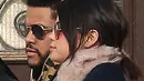 Saat itu Selena mengenakan mantel panjang berwarna biru dengan scarf bulu-bulunya, sedangkan The Weeknd memakai hoodie bermotif loreng yang dipadukan dengan jaket denim di bagian luarnya. (doc.dailymail.com)