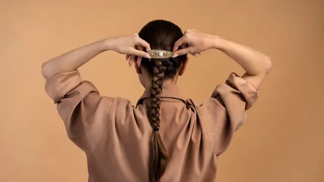 10 Inspirasi Updo Mudah untuk Rambut Panjang yang Bikin Penampilan Makin Anggun