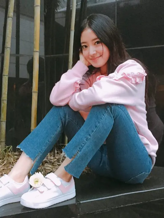 Saat sedang beraktivitas, Lee Se Young lebih memilih untuk mengenakan jeans. Tak hanya jeans, Lee Se Young juga senang mengenakan dress. (Foto: instagram.com/seyoung_10)