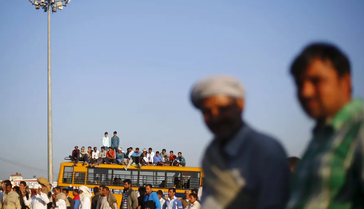 Anggota kasta Jat duduk di bus sekolah saat memblokir jalan dalam demonstrasi di negara bagian Haryana ke New Delhi, India,Minggu (21/2). Demonstrasi dan aksi kekerasan akibat kelangkaan air di wilayah tersebut menewaskan 10 orang. (REUTERS/Adnan Abidi)