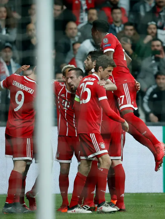 Pemain Bayern Munchen merayakan gol pembuka saat melawan Besiktas dalam pertandingan Liga Champions leg kedua di stadion Vodafone Arena di Istanbul (14/3). Dengan kemenangan itu, Munchen lolos ke babak 8 besar Liga Champions. (AFP/Ozan Kose)