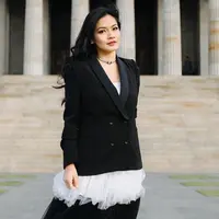 Di tangan istri Christian Sugiono baju bewarna hitam menjadi gaya OOTD yang stylish. Menggunakan blazer yang dikombinasikan dengan warna putih, penampilan ibu dua anak ini terlihat elegan. (Liputan6.com/IG/@titi_kamall)