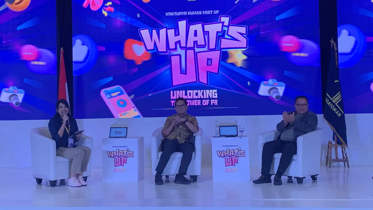 Editor in Chief Merdeka.com, Darojatun membagikan tips dalam membuat rilis yang dapat menarik pembaca berita dalam kegiatan What’s Up yang digelar Kemenkumhan di Double Tree by Hilton di Jakarta, Selasa (27/2/2024). (Tasha/Liputan6.com)