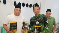 Anggota DPRD Jawa Tengah, H. Abdullah Aminuddin (kiri), Pengasuh Ponpes Bumi Damai Al Mustawa, KH Muzayin (kanan). (Liputan6.com/Ahmad Adirin)