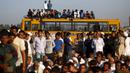 Sejumlah orang duduk di bus sekolah saat memblokir jalan dalam demonstrasi di negara bagian Haryana ke New Delhi, India,Minggu (21/2). Demonstrasi dan aksi kekerasan akibat kelangkaan air di wilayah tersebut menewaskan 10 orang. (REUTERS/Adnan Abidi)