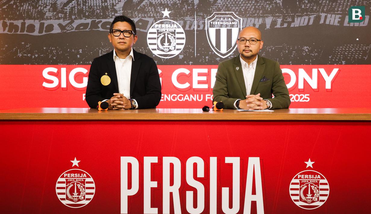 Direktur Persija Jakarta, Mohamad Prapanca (kiri) dan CEO Trengganu FC, Tuan Sheikh Farouk saat acara penandatanganan MoU kerja sama antara Persija Jakarta dan Trengganu FC yang bertempat di Kantor Persija, Jakarta, pada Jumat (28/11/2025).