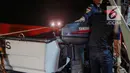 Petugas gabungan mengevakuasi jenazah dan puing pesawat Lion Air JT 610 menuju Posko Evakuasi, Tanjung Priok, Jakarta, Senin (29/10). Sebanyak 1 jenazah dan 3 kantong berisi serpihan pesawat Lion Air JT 610 kembali ditemukan. (Liputan6.com/Faizal Fanani)