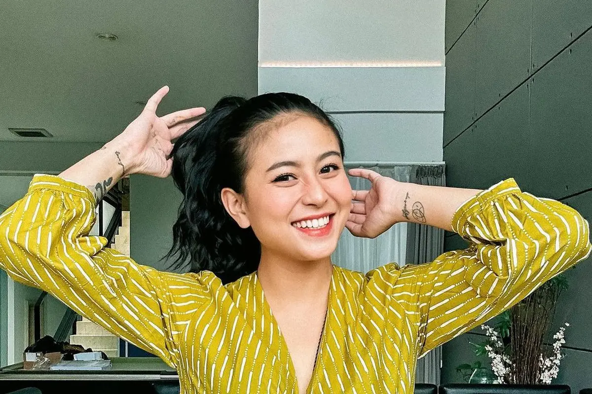 6 Inspirasi OOTD Berkain ala Awkarin, Stylish dan Kekinian!