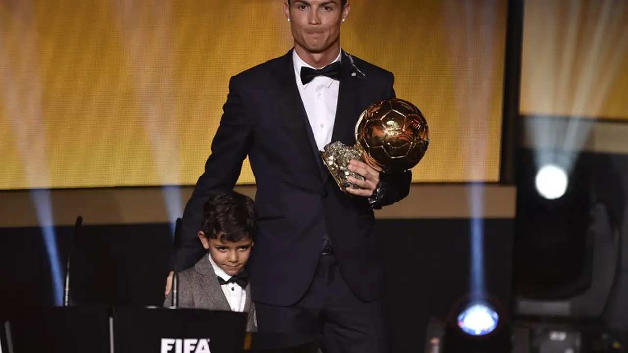 Cristiano Ronaldo Raih Ballon d'Or