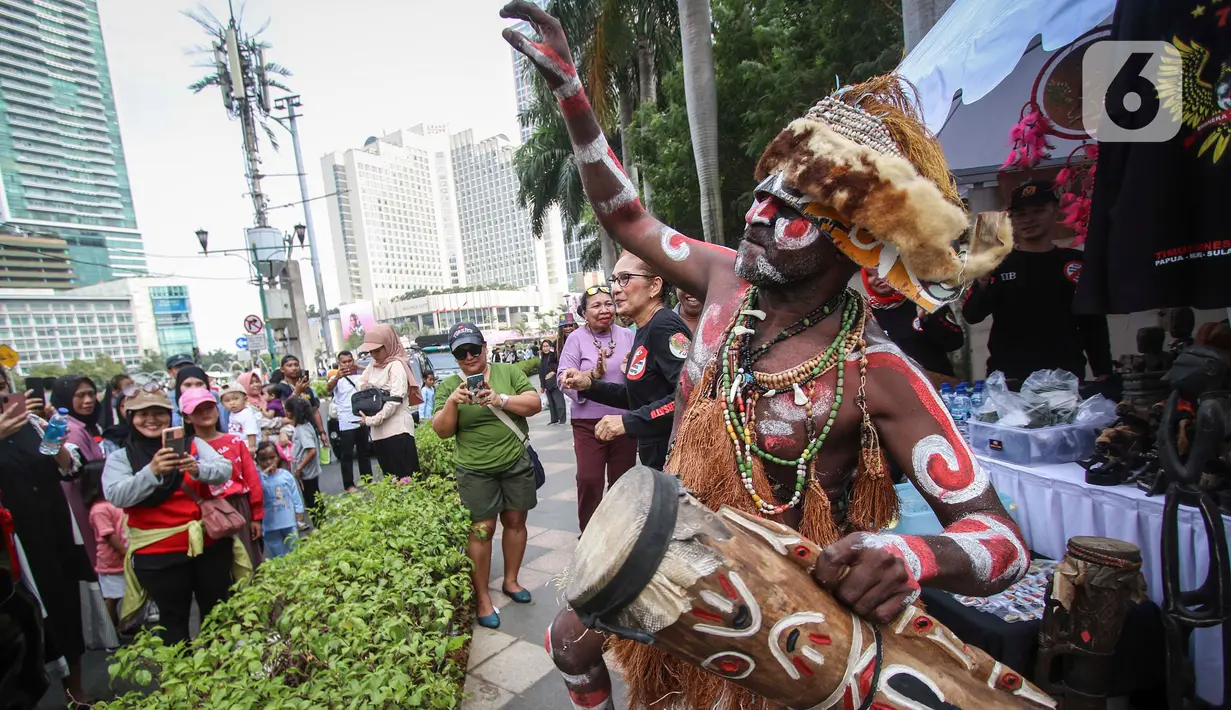 Kegiatan berisi parade seni, budaya, tarian Papua, marching band dari SMA.  (Liputan6.com/Angga Yuniar)