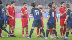 Pemain Timnas Indonesia, Calvin Verdonk (tengah kanan) bersalaman dengan pemain Jepang, Koki Ogawa pada laga lanjutan putaran ketiga Grup C Kualifikasi Piala Dunia 2026 di Stadion Utama Gelora Bung Karno (SUGBK), Senayan, Jakarta, Jumat (15/11/2024). (Bola.com/Bagaskara Lazuardi)