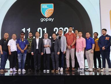 Sejumlah perwakilan klub dan pihak Indonesia Basketball League (IBL) hadir dalam acara Media Day IBL 2025 di KYZN Kuningan, Jakarta Selatan, Kamis siang (12/12/2024). Dalam Acara tersebut Direktur Utama IBL Junaz Miradiarsyah melaunching logo baru sekaligus mengumumkan waktu digelarnya IBL 2025 yakni pada awal bulan tahun depan, tepatnya pada 11 Januari 2025. (Bola.com/M Iqbal Ichsan)