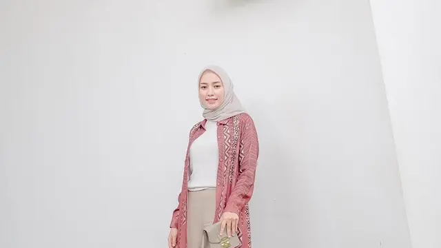 Outer panjang bermotif dan celana flare yang chic (Sumber: BukaReview)
