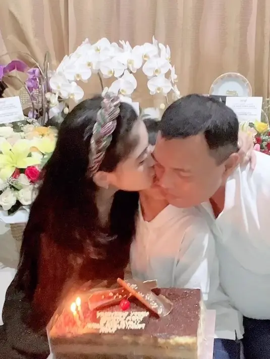 Tidak mendapatkan rumah dinas, Uut dan suami tinggal di rumah kos-kosan. Bahkan, pedangdut berusia 41 tahun itu  mengaku seranjang untuk empat orang. [Instagram/uutpermatasari]