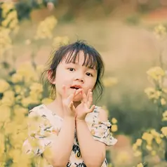 Cara yang tepat untuk memberi pujian yang tepat agar anak merasa dihargai dan tumbuh percaya diri. (Foto: ymyphoto/Pixabay)