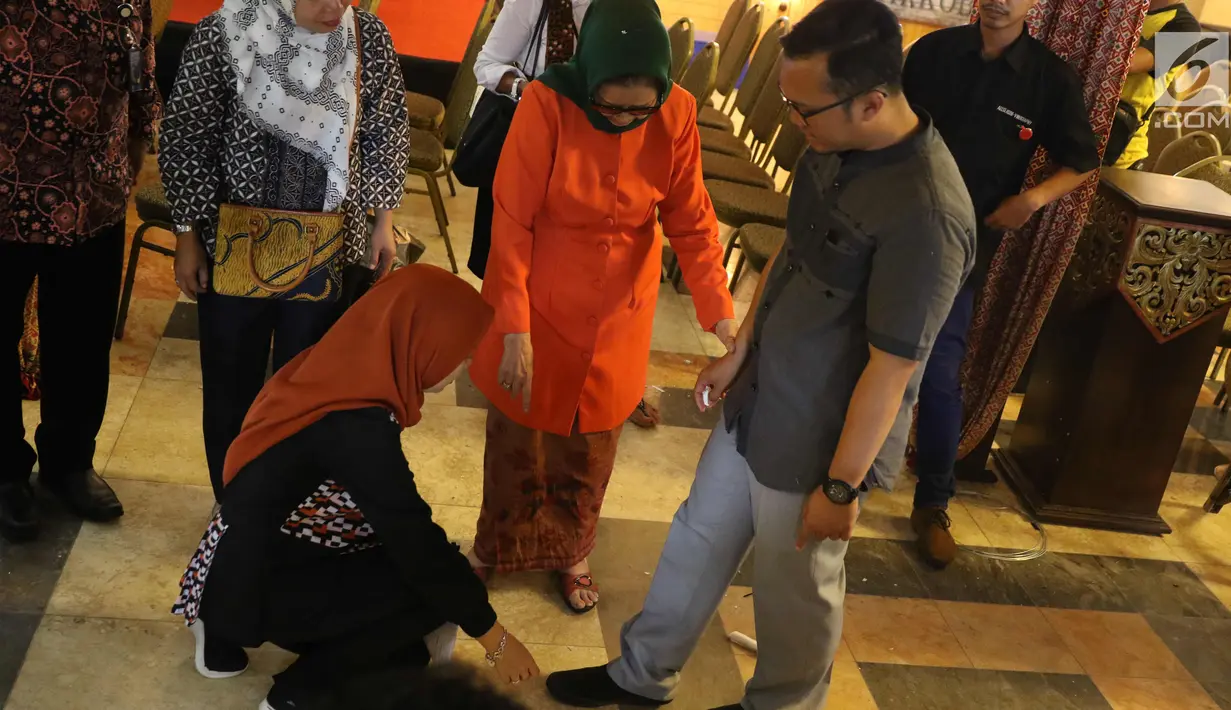 Panitia pernikahan Putri Presiden Joko Widodo, Kahiyang Ayu dan Bobby Nasution sedang melakukan tradisi injak telur saat geladi resik di Graha Saba, Solo, Senin (6/11). (Liputan6.com/Angga Yuniar)