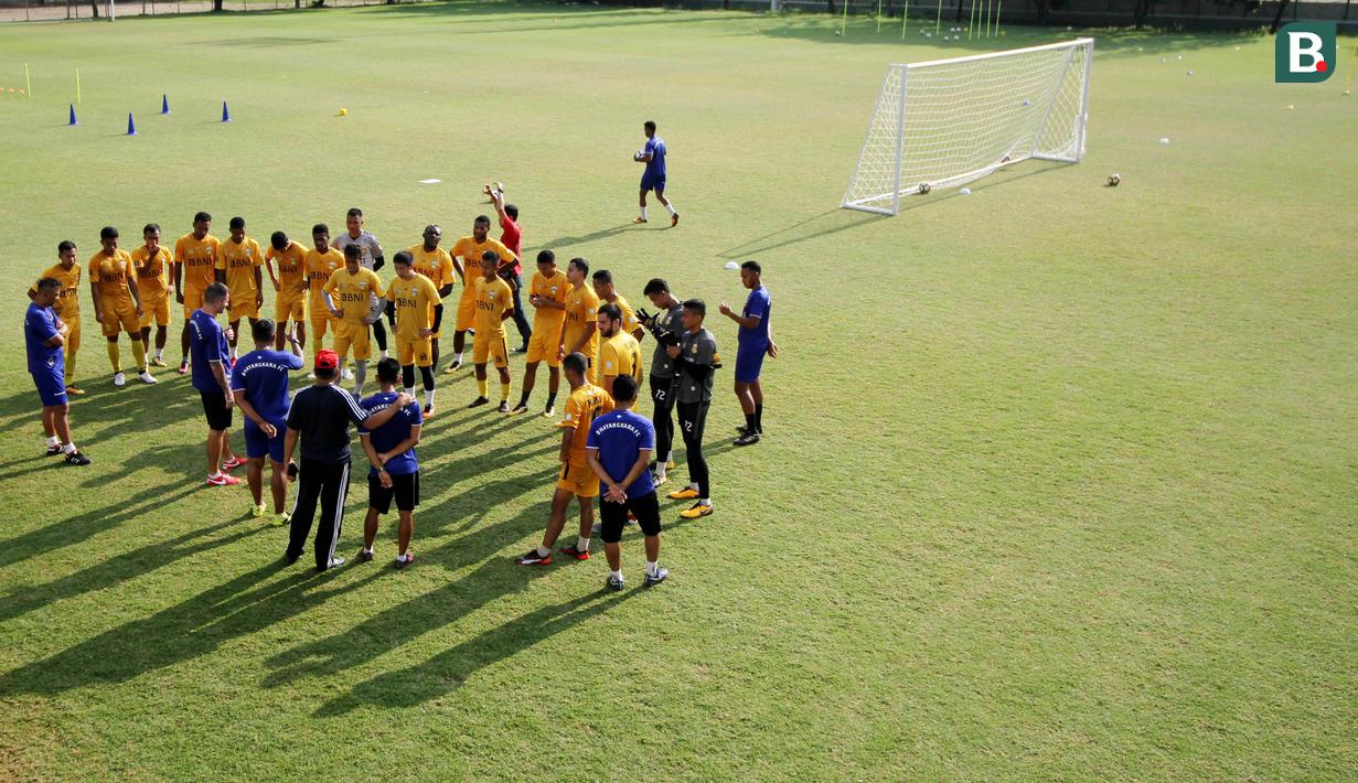Pemain Bhayangkara FC saat latihan jelang laga perdana Liga 1 di Lapangan ABC Senayan, Jakarta, Senin (19/3/2018). Bhayangkara FC akan berhadapan dengan Persija Jakarta. (Bola.com/Asprilla Dwi Adha)