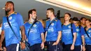 Kapten Leicester City, Wes Morgan (kiri) bersama pemain lainnya tiba di Bandara Suvarnabhumi International di Bangkok, Thailand, (18/5). Leicester City menjadi juara liga Inggris 2015-2016. (REUTERS/Athit Perawongmetha)