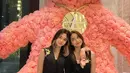 Chanella dan Sydney berpose berdua mengenakan outfit serba hitam. Kedua putri Cut Tari ini memang memiliki pesona yang tak main-main, bukan? [Foto: Instagram/cuttaryofficial]