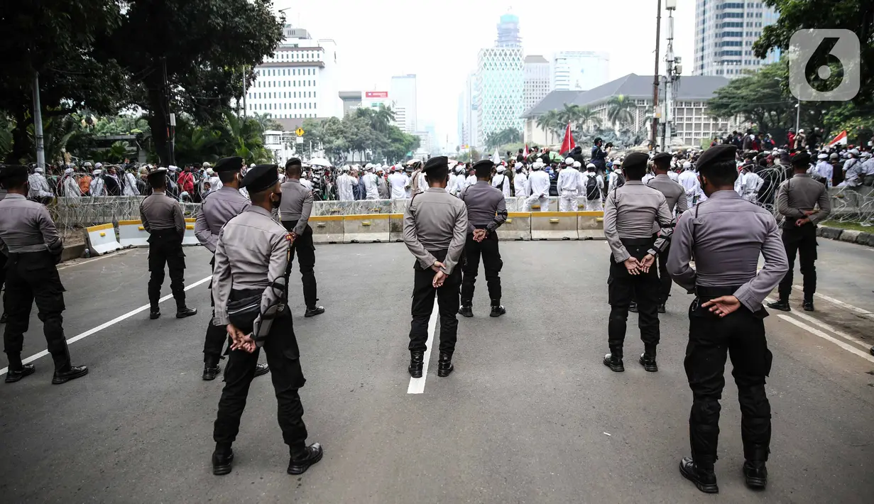 Massa aksi menolak omnibus law saat unjuk rasa di area sekitar Patung Kuda, Jakarta Pusat, Selasa (13/10/2020). Massa mulai berdatangan sejak pukul 11.10 WIB.  Kedatangan massa seiring dengan mobil komando aksi yang juga tiba di lokasi. (Liputan6.com/Faizal Fanani)