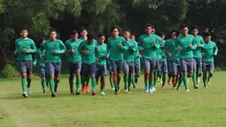 Sejumlah pemain timnas Indonesia U-23 melakukan latihan tahap akhir di Lapangan Sutasoma, Halim Perdanakusuma, Jakarta, Rabu (25/3/2015). Timnas Indonesia U-23 akan berlaga di kualifikasi Grup H Piala Asia 2016. (Liputan6.com/Helmi Fithriansyah)