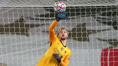 Caoimhin Kelleher adalah penjaga gawang ketiga Liverpool yang berumur 22. Pertandingan pertamanya pun tercipta pada ajang Liga Champions melawan Ajax Amsterdam. Dalam laga tersebut, ia mampu membuat gawang Liverpool tak kebobolan sekali pun. (Foto: AFP/Pool/Peter Byrne)