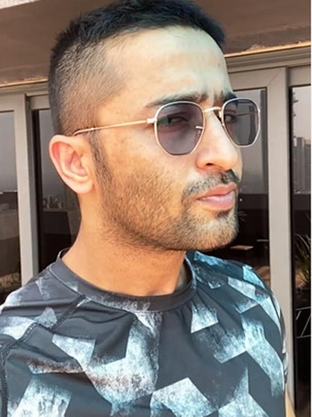 6 Potret Terbaru Shaheer Sheikh dengan Rambut Cepak, Bikin Pangling