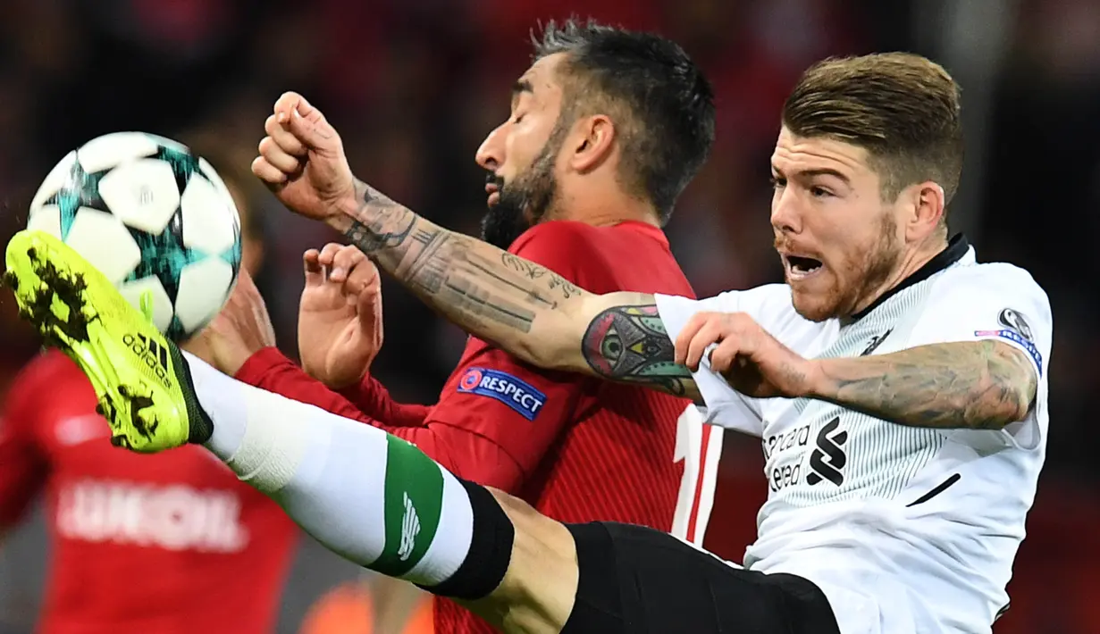 Bek Liverpool, Alberto Moreno, berebut bola dengan gelandang Spartak Moskow, Alexander Samedov, pada laga Liga Champions di Stadion Otkrytie Arena, Moskow, Selasa (26/9/2017). Kedua klub bermain imbang 1-1. (AFP/Kirill Kudryavtsev)